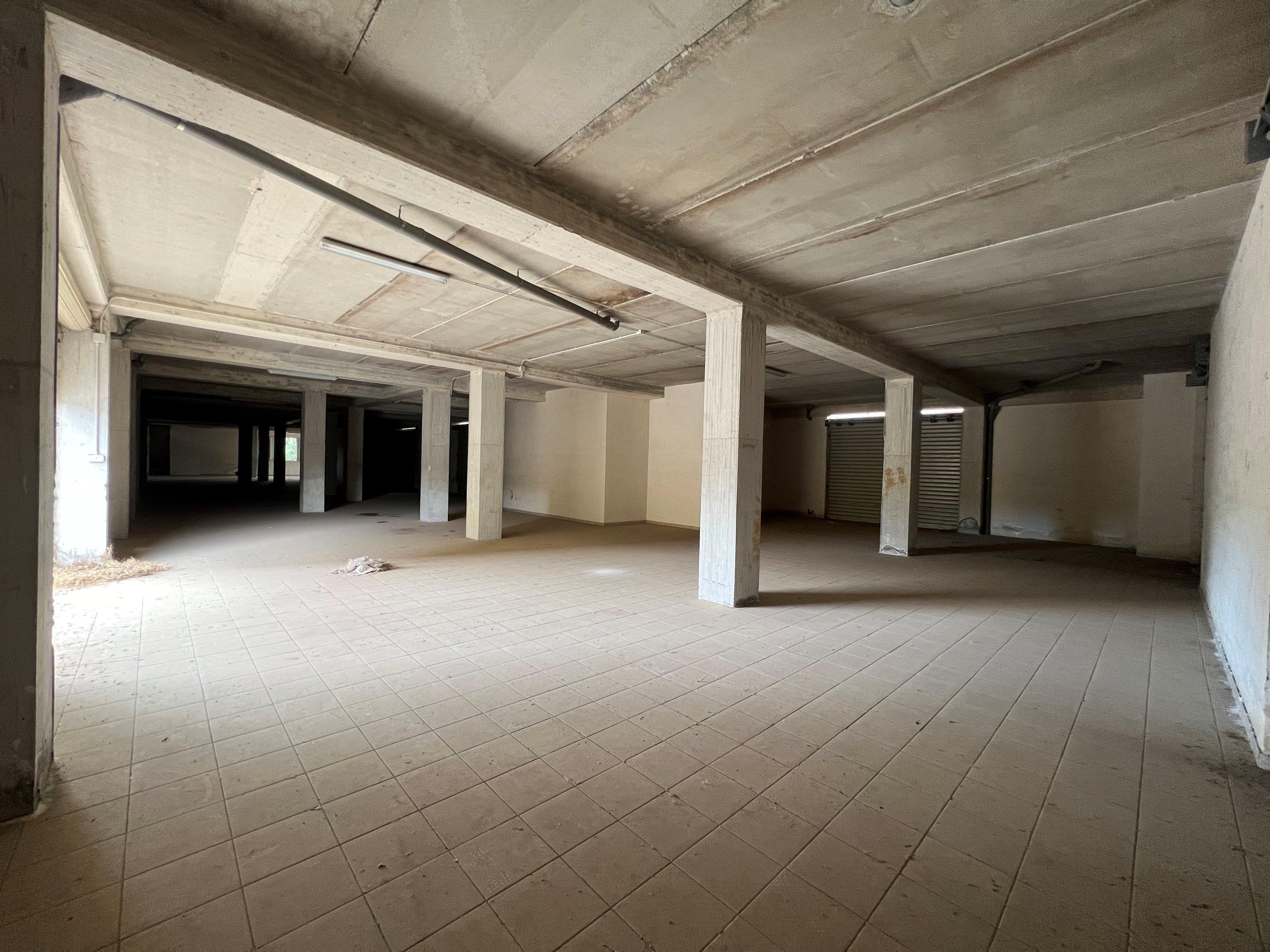 23/24 LOCALE DI 720MQ IN VENDITA