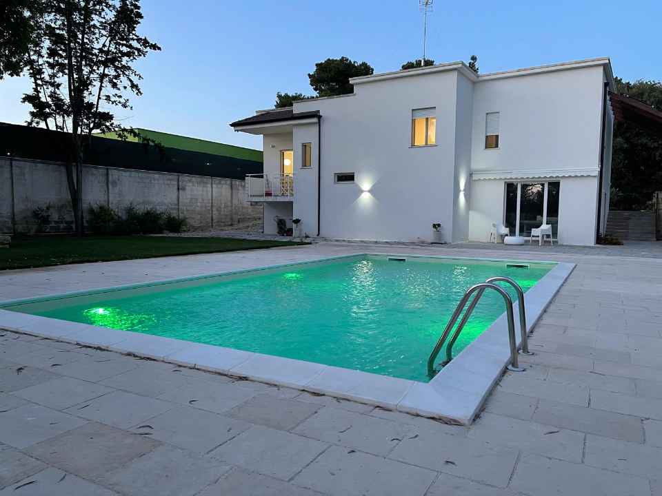 06/26 ELEGANTE VILLA  CON PISCINA